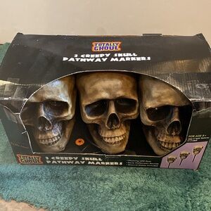 NWT & Vintage Totally Ghoul 3 Creepy Skull Pathway Markers